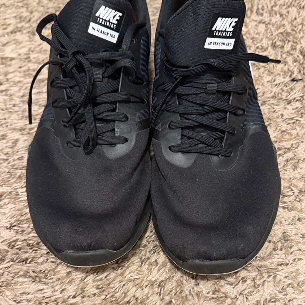 Nike Women’s 11.5 Black and White Athletic Running Shoes - Picture 2 of 9